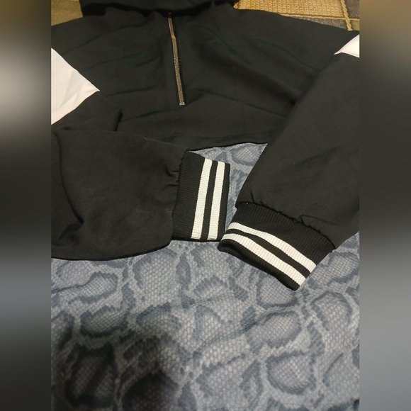 Avia Black and White Hoodie with Gray Snake Pattern - Picture 8 of 9